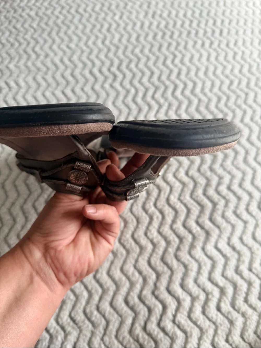 Minnetonka Pewter Leather Comfort Travel Casual Flip Flop thong Sandals Sz 8M